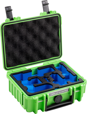 800q-01_127067 Vihreässä BW Outdoor Case Type 500 for DJI Osmo Pocket 3 Creator Combo -kotelossa on kova kuori, musta munakennovaahto kannessa ja mukautetut siniset vaahtomuovilokerot sisällä. Kotelo on avattu ja tyhjä, valmiina pitämään laitteesi turvallisesti.