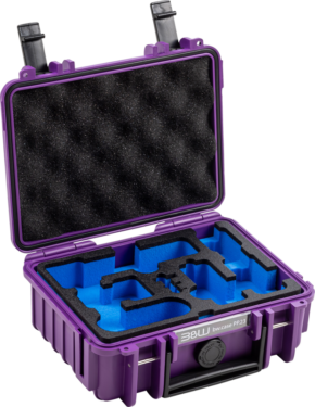 800q-01_127068 BW Outdoor Case Type 500 for DJI Osmo Pocket 3 Creator Combo -laitteelle violetissa värissä on mustat saranat, räätälöidyt siniset ja mustat vaahtomuoviset insertit laitteiden turvallista säilytystä varten ja kannen vaahtomuovipehmuste lisäsuojaa varten.
