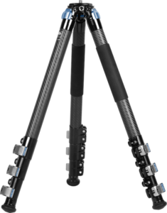 800q-01_127280 Sirui Carbon Tripod L-324F -jalustassa on musta hiilikuiturakenne, kolme säädettävää jalkaa sinisillä metallinivelillä, vaahtomuovikahvat kahdessa jalassa ja käännettävät lukot korkeussäätöä varten.
