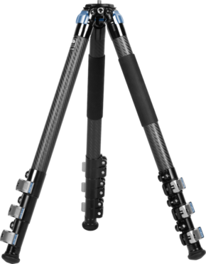 800q-01_127280 Sirui Carbon Tripod L-324F -jalustassa on musta hiilikuiturakenne, kolme säädettävää jalkaa sinisillä metallinivelillä, vaahtomuovikahvat kahdessa jalassa ja käännettävät lukot korkeussäätöä varten.