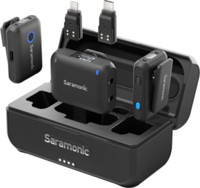800q-01_127455 Saramonic Blink 500 B2+ (TX+TX+RX) 2,4 GHz:n langattomassa järjestelmässä on kolme mustaa mikrofoniyksikköä, latauskotelo ja kaksi USB-sovitinta, jotka on esitetty vaalealla taustalla.