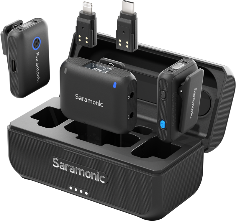 800q-01_127455 Saramonic Blink 500 B2+ (TX+TX+RX) 2,4 GHz:n langattomassa järjestelmässä on kolme mustaa mikrofoniyksikköä, latauskotelo ja kaksi USB-sovitinta, jotka on esitetty vaalealla taustalla.