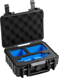 BW OUTDOOR CASE TYPE 500 FOR INSTA360 X3, BLACK, on kovakuorinen kantolaukku, jossa on avoin kansi, josta paljastuu siniset vaahtomuoviset insertit, joissa on kolme lokeroa ja kuvioitu musta vaahtomuovipehmuste sisäkannessa.