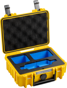 800q-01_127469 Keltaisessa BW Outdoor Case Type 500 for Insta360 X3 -kotelossa on avoin kansi, siniset vaahtomuoviset insertit ja musta munakennopehmuste herkkien esineiden turvalliseen säilytykseen ja kuljetukseen.