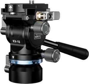800q-01_128570 Lähikuvassa Sirui KV-10 Pan & Tilt Head with Leveling Base -kuvauspäästä näkyy sen musta muotoilu, säätönupit, kahva ja sininen asteikko tarkkaa kameran liikettä varten.