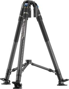 800q-01_128602 Sirui SVS75 Pro Video Tripod Rapid, jossa on kolme säädettävää jalkaa, kumijalat ja liitostuki, on kuvassa mustaa hiilikuitua vaaleanharmaalla pohjalla.