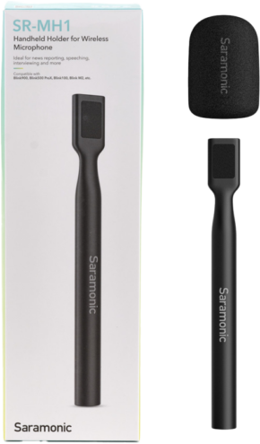 Saramonic SR-MH1 Universal Handheld -pidike kaikenlaisille langattomille klipsilähettimille on kuvassa pakkauslaatikon ja vaahtomuovisen tuulisuojan vieressä. Sekä pidikkeessä että laatikossa on Saramonicin tuotemerkki.