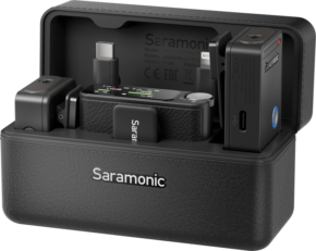 Avoimessa Saramonic Ultra Black -latauskotelossa näkyvät langattomat äänentoistolaitteet, kuten lähetin, vastaanotin ja sovittimet, jotka on järjestetty siististi sisälle.