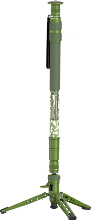 800q-01_130545 Sirui Monopod Pedal Version Camouflage CVM-145P on vihreä, sotilastyylinen monopodi, jossa on maastokuvio ja kolme kokoontaitettavaa jalkaa, jotka on suunniteltu vakaaseen kameran tai laitteiden tukemiseen.