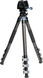 800q-01_130747 Sirui Tripod Kit Carbon with Gun Clamp & Leveling Base sisältää säädettävät jalat, kumijalat, vaahtomuovikahvat ja siniset korostukset, ja se on kuvassa täysin ulosvedettynä mustaa ja hopeista hiilikuitua valkoista taustaa vasten.