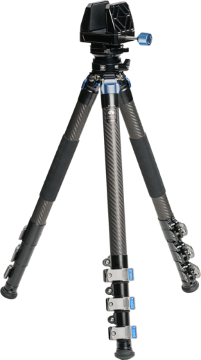 800q-01_130747 Sirui Tripod Kit Carbon with Gun Clamp & Leveling Base sisältää säädettävät jalat, kumijalat, vaahtomuovikahvat ja siniset korostukset, ja se on kuvassa täysin ulosvedettynä mustaa ja hopeista hiilikuitua valkoista taustaa vasten.