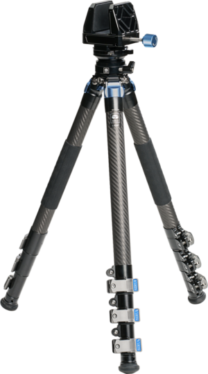 800q-01_130747 Sirui Tripod Kit Carbon with Gun Clamp & Leveling Base sisältää säädettävät jalat, kumijalat, vaahtomuovikahvat ja siniset korostukset, ja se on kuvassa täysin ulosvedettynä mustaa ja hopeista hiilikuitua valkoista taustaa vasten.