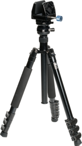 Sirui Tripod Kit Alu with Gun Clamp & Leveling Base, jossa on kolme säädettävää jalkaa, vaahtomuovikahvat ja sinisellä nupilla varustettu kallistuspää, on esillä valkoisella taustalla.