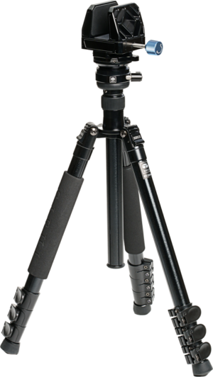 800q-01_130748 Sirui Tripod Kit Alu with Gun Clamp & Leveling Base, jossa on kolme säädettävää jalkaa, vaahtomuovikahvat ja sinisellä nupilla varustettu kallistuspää, on esillä valkoisella taustalla.