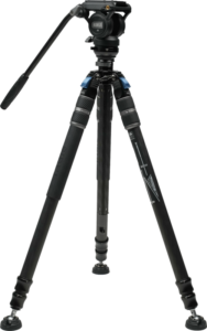 800q-01_132693 Sirui One Step Height Adjustment Carbon Video Tripod Kit SVS60 + S3, musta kolmijalka, jossa on säädettävät jalat, panoraamakahva ja kuulapääkiinnitys kameroille tai videolaitteille, näkyy valkoista taustaa vasten.