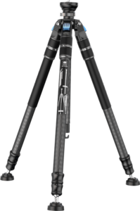 800q-01_132694 Sirui One Step Height Adjustment Carbon Video Tripod SVS60 -jalustassa on musta hiilikuiturakenne, kolme ulosvedettävää jalkaa, joissa on kierrelukitus, keskipylväs ja kumijalat, kuvassa vaaleanharmaalla taustalla.