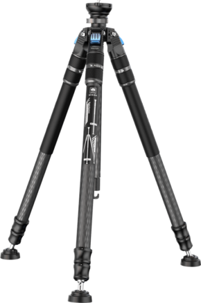 800q-01_132694 Sirui One Step Height Adjustment Carbon Video Tripod SVS60 -jalustassa on musta hiilikuiturakenne, kolme ulosvedettävää jalkaa, joissa on kierrelukitus, keskipylväs ja kumijalat, kuvassa vaaleanharmaalla taustalla.