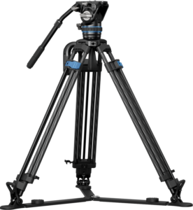 800q-01_133086 Sirui Pro Video Carbon Tripod Kit Rapid Twin-Leg SQ75+S5 -statiivisarjassa on musta ja sininen muotoilu, kolme säädettävää jalkaa, kahvalla varustettu panorointi- ja kallistuspää sekä keskitason levike vakauden parantamiseksi.