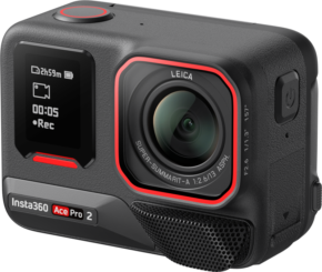 800q-01_133581 INSTA360 ACE PRO 2 STANDARD BUNDLE -kameran lähikuvassa näkyy sen suuri Leica-objektiivi, digitaalinen etunäyttö, jossa on tallennustiedot, ja näkyvä tuotemerkki tyylikkäässä mustassa kamerarungossa.