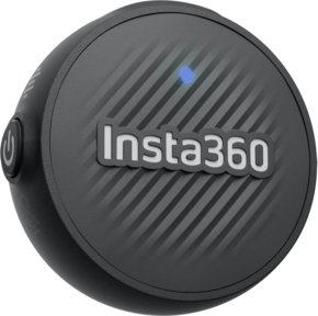 Insta360 Mic Air Transmitter on pyöreä, musta langaton mikrofoni, jossa on kuvioitu pinta, virtanäppäin sivussa ja sininen merkkivalo päällä.