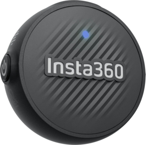 800q-01_133591 Insta360 Mic Air Transmitter on pyöreä, musta langaton mikrofoni, jossa on kuvioitu pinta, virtanäppäin sivussa ja sininen merkkivalo päällä.