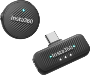 800q-01_133592 Insta360 Mic Air (1 TX + 1 RX) sisältää mustan pyöreän lähettimen, jossa on sininen LED, ja suorakulmaisen USB-C-vastaanottimen, joissa molemmissa on Insta360-logo ja LED-merkkivalot.
