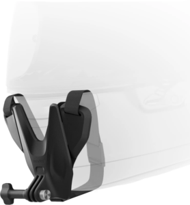 800q-01_133593 Insta360 Helmet Chin Mount 2.0 on kiinnitetty säädettävillä hihnoilla läpinäkyvän moottoripyöräilykypärän leuan alueelle, mikä osoittaa, miten kiinnike kiinnittyy turvallisesti kypärään.