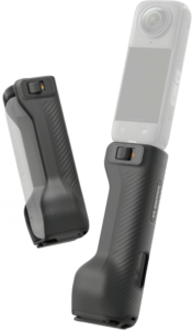 800q-01_133595 Kaksi mustaa, kuvioitua Insta360 X5 Foldable Utility -käsikahvaa näytetään - toinen kiinnitettynä osittain läpinäkyvään toimintakameraan ja toinen erikseen - ja korostetaan niiden muotoilua ja liitäntäkohtia.