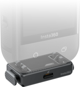 800q-01_133596 Lähikuva Insta360 X5 Quick Release Mount -kameran kiinnityslaitteesta, jossa on Insta360-brändi ja ruuvi ja joka on kiinnitetty osittain läpinäkyvän Insta360-kameran jalustaan.