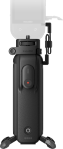 800q-01_133599 Lähikuva mustasta Insta360 FOMO Power Handle -kamerakahvasta, jossa on sen painikkeet, kokoontaitettava jalusta ja kiinnitetty kaapeli sekä osittain näkyvä kamera, joka on asennettu kameran päälle.