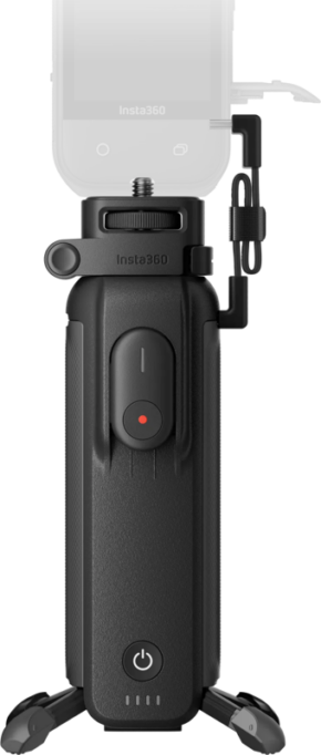 800q-01_133599 Lähikuva mustasta Insta360 FOMO Power Handle -kamerakahvasta, jossa on sen painikkeet, kokoontaitettava jalusta ja kiinnitetty kaapeli sekä osittain näkyvä kamera, joka on asennettu kameran päälle.