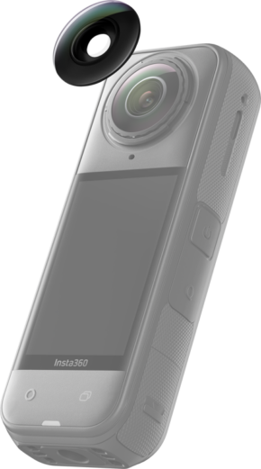 800q-01_133605 Insta360 X5 Replacement Lens Kit -korvausobjektiivisarjan lähikuvassa näkyy kameran objektiivin yläpuolella kelluva irrotettava pyöreä linssinsuojus, ja laitteen näyttö ja ohjauspainikkeet ovat näkyvissä.