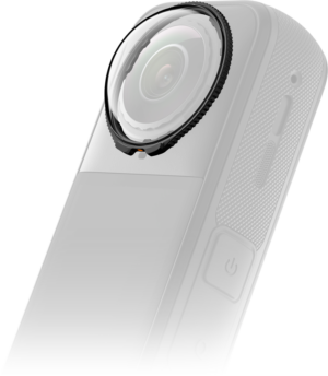 800q-01_133606 A close-up of the Insta360 X5 Premium lens cover shows a textured edge and a small orange mark that highlights the details of the lens, while the rest of the camera body is softly blurred.