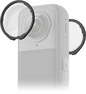 Kuvassa kaksi Insta360 X5 Standard -objektiivisuojaa on asennettu kompaktin 360-asteen toimintakameran etu- ja takalinsseihin, joissa on sivuvirtapainike, ja ne tarjoavat selkeän suojan.