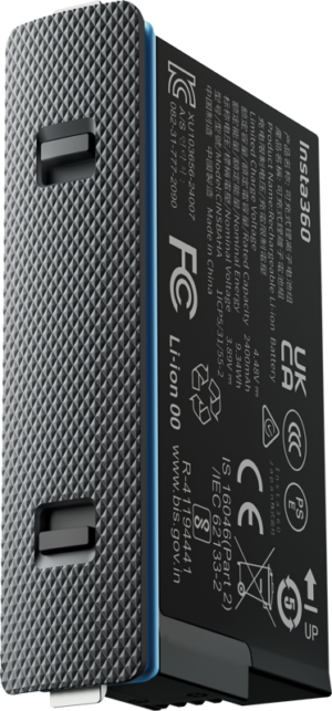 800q-01_133608 Close-up of the Insta360 X5 battery, with rectangular, textured handle, white specifications and certification symbols on a black background and blue accent on one edge.