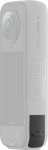 800q-01_133611 INSTA360 X5 USB COVERin lähikuvassa korostuvat sen kuvioitu kahva, suuri yläobjektiivi, näyttö, virtapainike ja SD-korttipaikka.