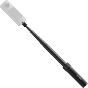 Insta360 Bullet Time Selfie Stick 2.0, joka on kuvassa mustana ja siihen kiinnitetyllä Insta360-kameralla, näkyy valkoista taustaa vasten.