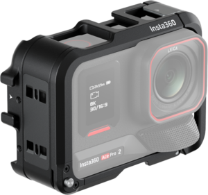 800q-01_133616 Lähikuva Insta360 Ace Pro 2 -kamerasta Ace Pro Utility Frame -kehyksessä, jossa näkyy sen suuri objektiivi, näyttö sekä Insta360- ja Leica-logot etupuolella.