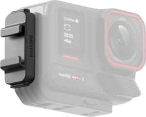 800q-01_133617 Lähikuva metallisesta Insta360 Ace Pro 2/Ace Pro/Ace Quick Release Cold Shoe -kengästä, joka on asennettu osittain näkyvän Insta360 Ace Pro 2 -toimintakameran kylkeen.