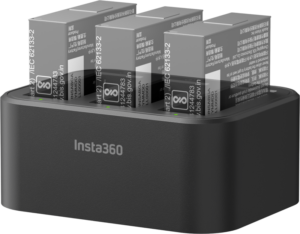 800q-01_133619 Insta360 Ace Pro 2/Ace Pro/Ace Fast Charge Hub on musta lataustelakka, jossa on neljä harmaata kameran akkua pystyssä, joissa jokaisessa on vihreä merkkivalo. Insta360-logo näkyy telakan etupuolella.