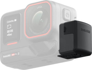 800q-01_133623 Lähikuva Insta360 Ace Pro 2/Ace Pro/Ace Quick Reader -toimintakamerasta, jonka irrotettava akku on osittain liu'utettu ulos, jolloin kameran linssi, näyttö ja virtapainike paljastuvat.