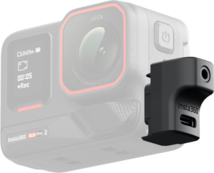 800q-01_133624 Lähikuva Insta360 Ace Pro 2/Ace Pro -toimintakamerasta, jonka kylkeen on kiinnitetty Ace Mic Adapter -mikrofonisovitin ja jossa korostuvat kameran objektiivi ja näyttö.