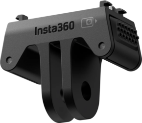 Lähikuvassa Insta360 Ace Pro 2/Ace Pro/Ace Standard Mount -kiinnikkeestä näkyy sen tukeva musta muovirunko, jossa on kaksi kiinnityspiikkiä ja sivuliitäntäportti.