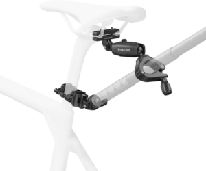 800q-01_133626 Lähikuva Insta360 Bike Tail Mount Kit -asennussarjasta asennettuna polkupyörän runkoon, sekä kiinnike että pyörä mustavalkoisena tavallista taustaa vasten.
