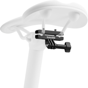 800q-01_133627 Musta Insta360 Bike Seat Rail Mount on asennettu valkoisen polkupyörän istuimen alle, ja se on asennettu selkä menosuuntaan suunnattua kameraa varten.