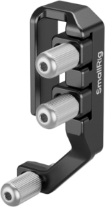 800q-01_134089 SmallRig 5592 USB-C & Multi Cable Clamp for Sony FX2 Cages on musta metallinen lisävaruste, jossa on kolme hopeanväristä nuppia ja kiinnikkeen kaltainen muotoilu, jota käytetään kameran kaapeleiden kiinnittämiseen tai kiinnittämiseen FX2-häkkiin.