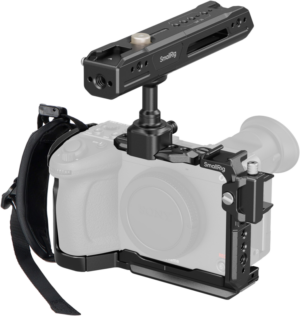 800q-01_134092 The SmallRig 5589 Cage Kit for Sony FX2 is shown mounted on a Sony camera with a top handle and several accessory mounting points, while the camera is grey to highlight the rig's features.