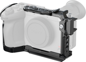 800q-01_134094 The SmallRig 5587 Cage for Sony FX2 is attached to the camera, providing additional mounting points and protection. The camera appears in a grey colour, drawing attention to the design and features of the cage.