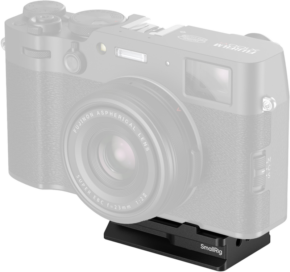 800q-01_134097 A Fujifilm camera with a Fujinon lens is mounted on a black SmallRig 5425 Airtag Arca-Swiss Mount Plate for Fujifilm, and the mounting plate is clearly visible under the camera body.