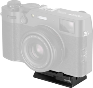 800q-01_134097 Fujifilm-kamera, jossa on Fujinon-objektiivi, on kiinnitetty mustaan SmallRig 5425 Airtag Arca-Swiss Mount Plate for Fujifilm -kiinnityslevyyn, ja kiinnityslevy on selvästi näkyvissä kameran rungon alla.